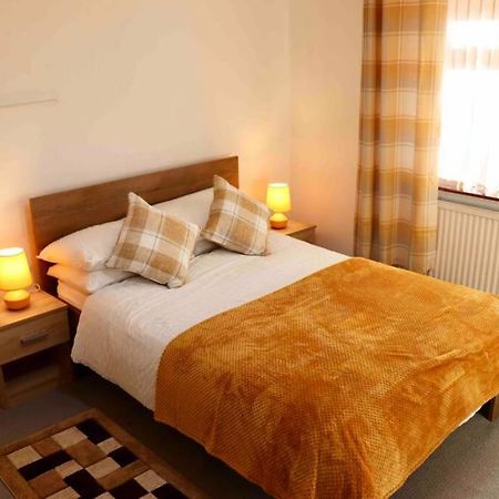 Cheerful 2 Bedroom Residential Home - Free Parking Leeds  Dış mekan fotoğraf