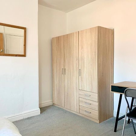 Cheerful 2 Bedroom Residential Home - Free Parking Leeds  Dış mekan fotoğraf