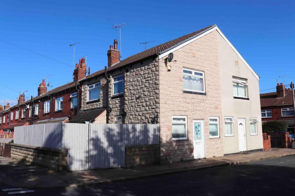 Cheerful 2 Bedroom Residential Home - Free Parking Leeds  Dış mekan fotoğraf