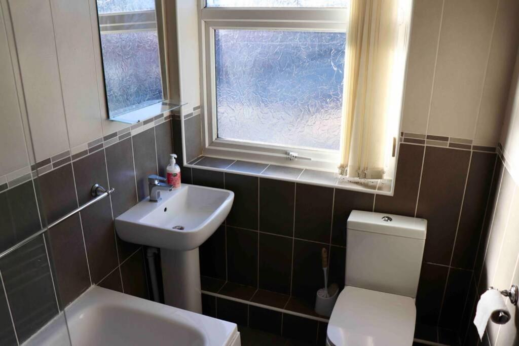 Cheerful 2 Bedroom Residential Home - Free Parking Leeds  Dış mekan fotoğraf