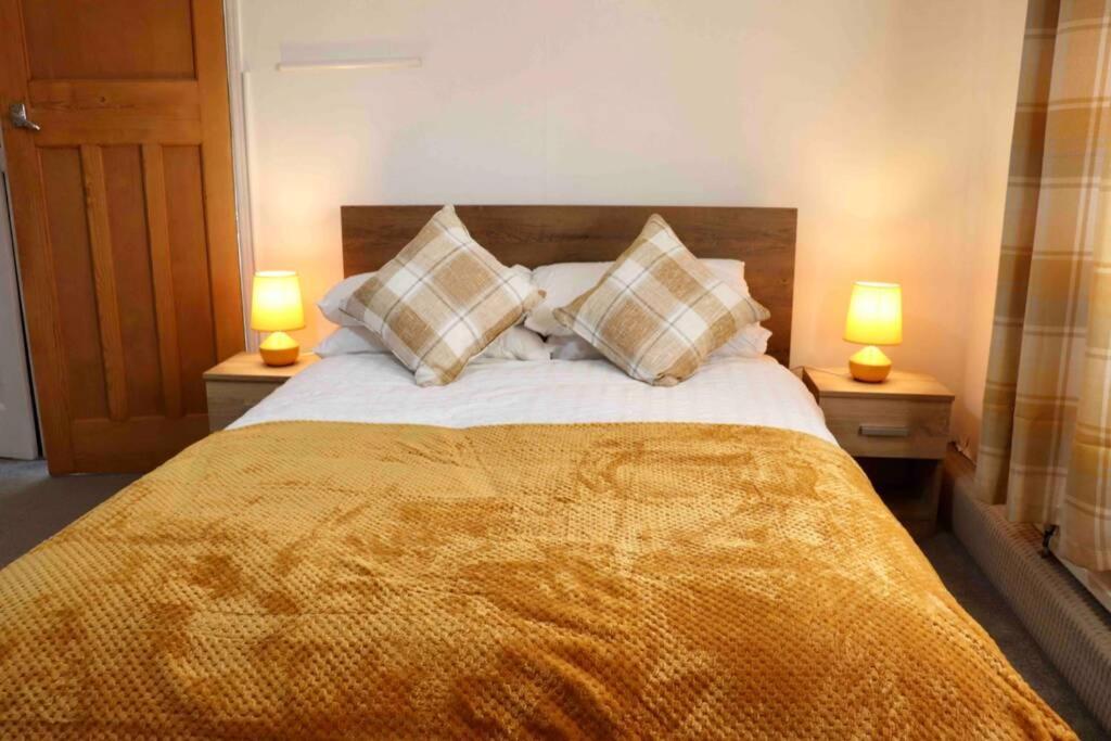 Cheerful 2 Bedroom Residential Home - Free Parking Leeds  Dış mekan fotoğraf