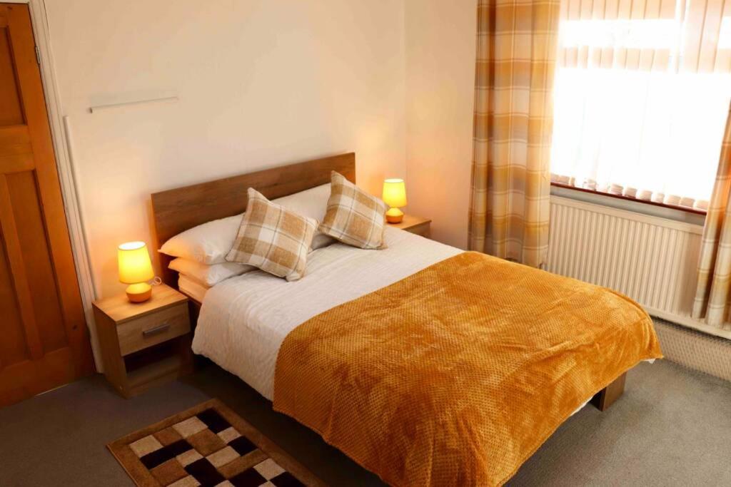 Cheerful 2 Bedroom Residential Home - Free Parking Leeds  Dış mekan fotoğraf