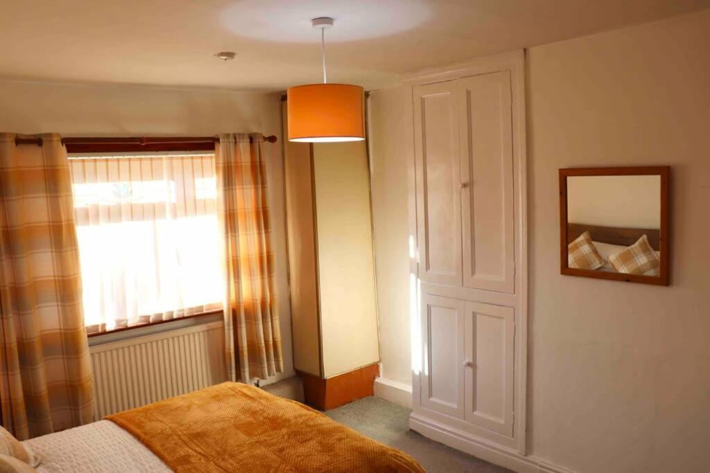Cheerful 2 Bedroom Residential Home - Free Parking Leeds  Dış mekan fotoğraf