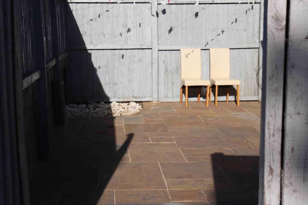 Cheerful 2 Bedroom Residential Home - Free Parking Leeds  Dış mekan fotoğraf