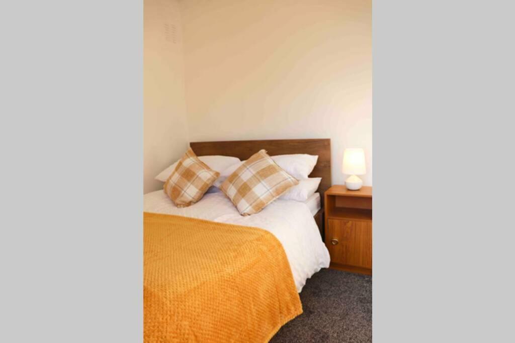 Cheerful 2 Bedroom Residential Home - Free Parking Leeds  Dış mekan fotoğraf