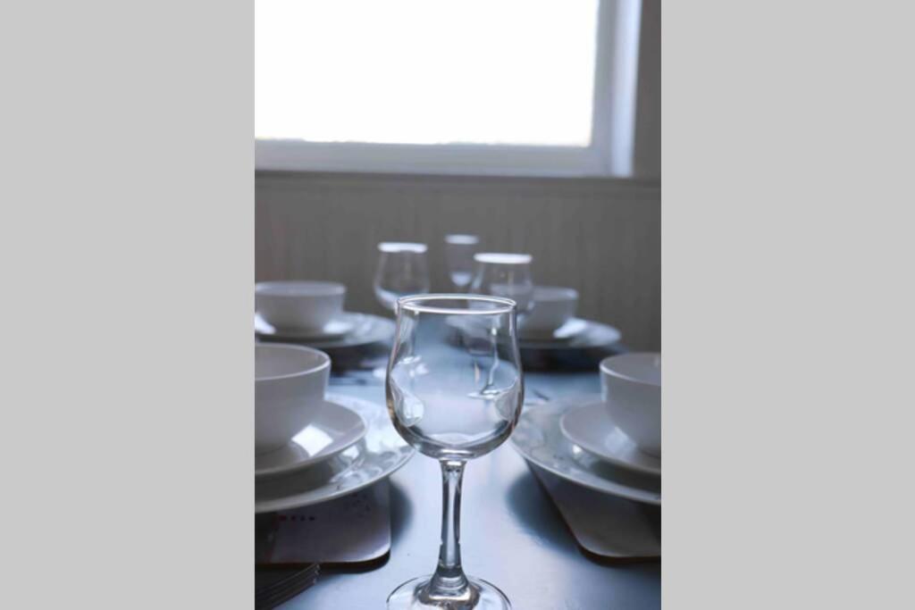 Cheerful 2 Bedroom Residential Home - Free Parking Leeds  Dış mekan fotoğraf