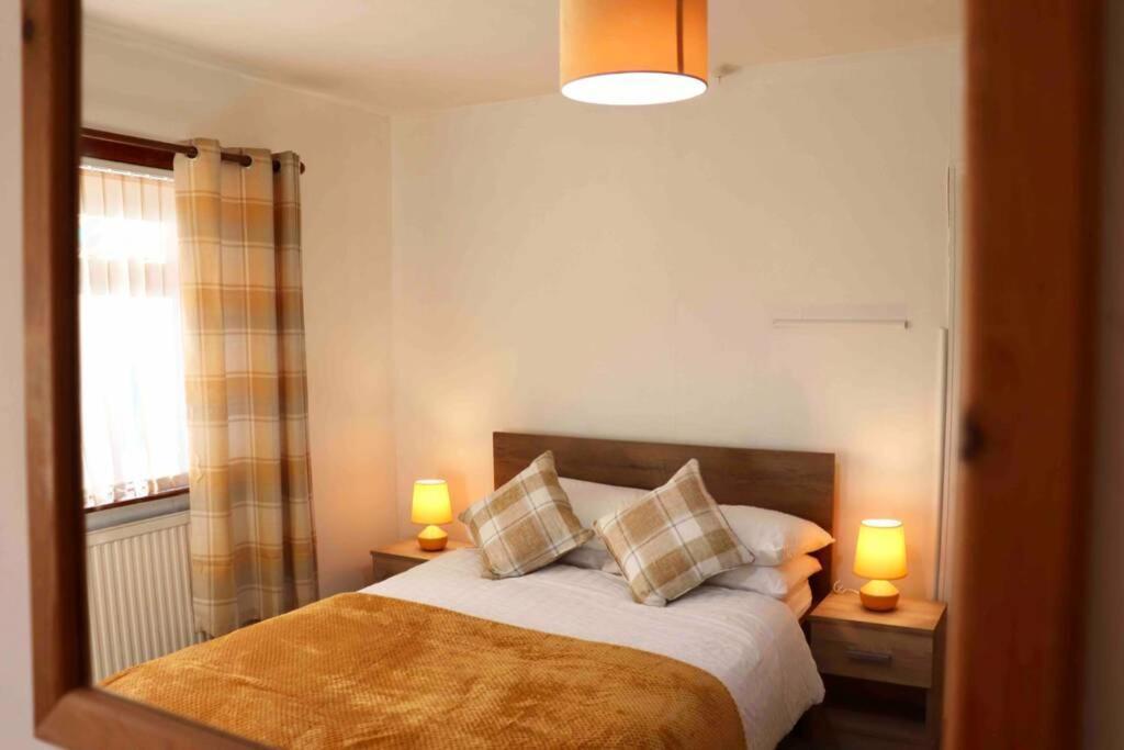 Cheerful 2 Bedroom Residential Home - Free Parking Leeds  Dış mekan fotoğraf