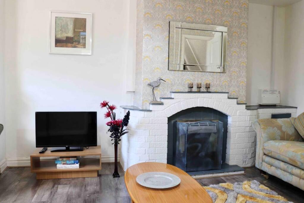 Cheerful 2 Bedroom Residential Home - Free Parking Leeds  Dış mekan fotoğraf