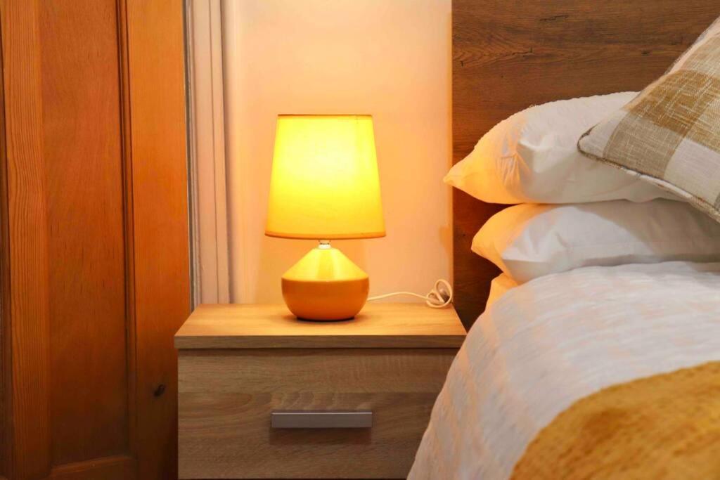 Cheerful 2 Bedroom Residential Home - Free Parking Leeds  Dış mekan fotoğraf