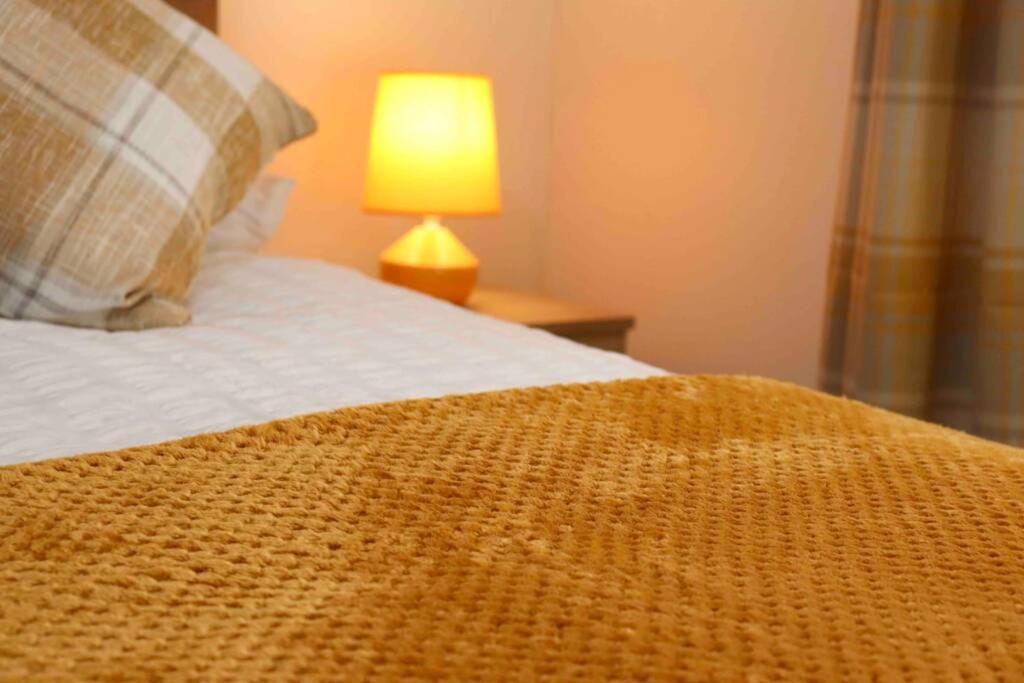 Cheerful 2 Bedroom Residential Home - Free Parking Leeds  Dış mekan fotoğraf