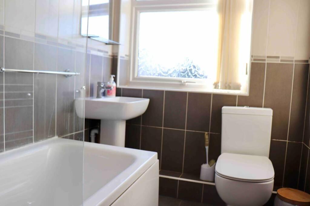 Cheerful 2 Bedroom Residential Home - Free Parking Leeds  Dış mekan fotoğraf
