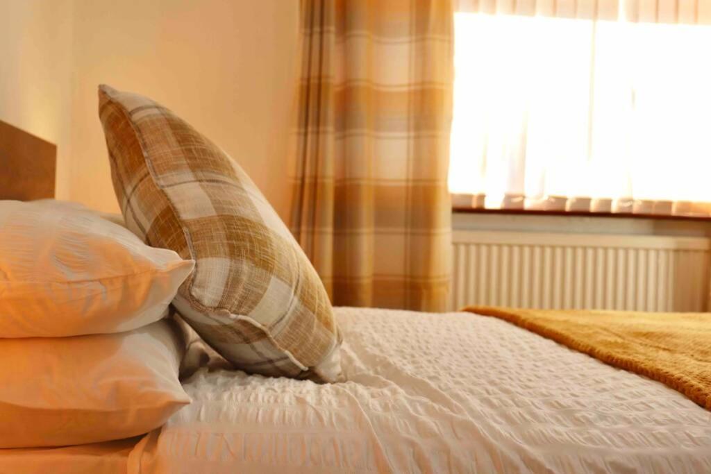 Cheerful 2 Bedroom Residential Home - Free Parking Leeds  Dış mekan fotoğraf