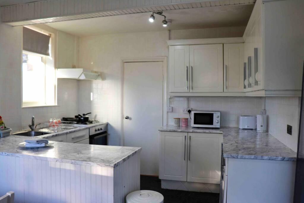 Cheerful 2 Bedroom Residential Home - Free Parking Leeds  Dış mekan fotoğraf