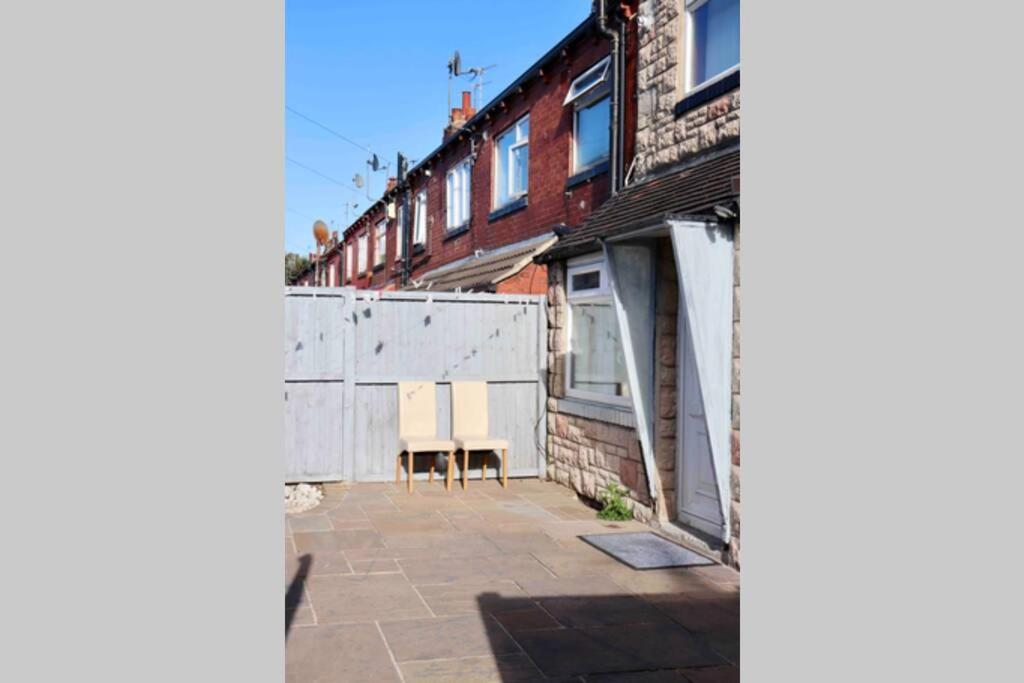 Cheerful 2 Bedroom Residential Home - Free Parking Leeds  Dış mekan fotoğraf