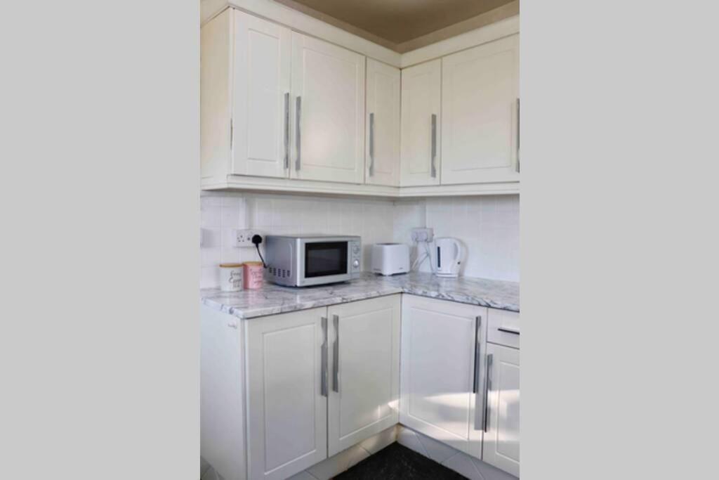 Cheerful 2 Bedroom Residential Home - Free Parking Leeds  Dış mekan fotoğraf