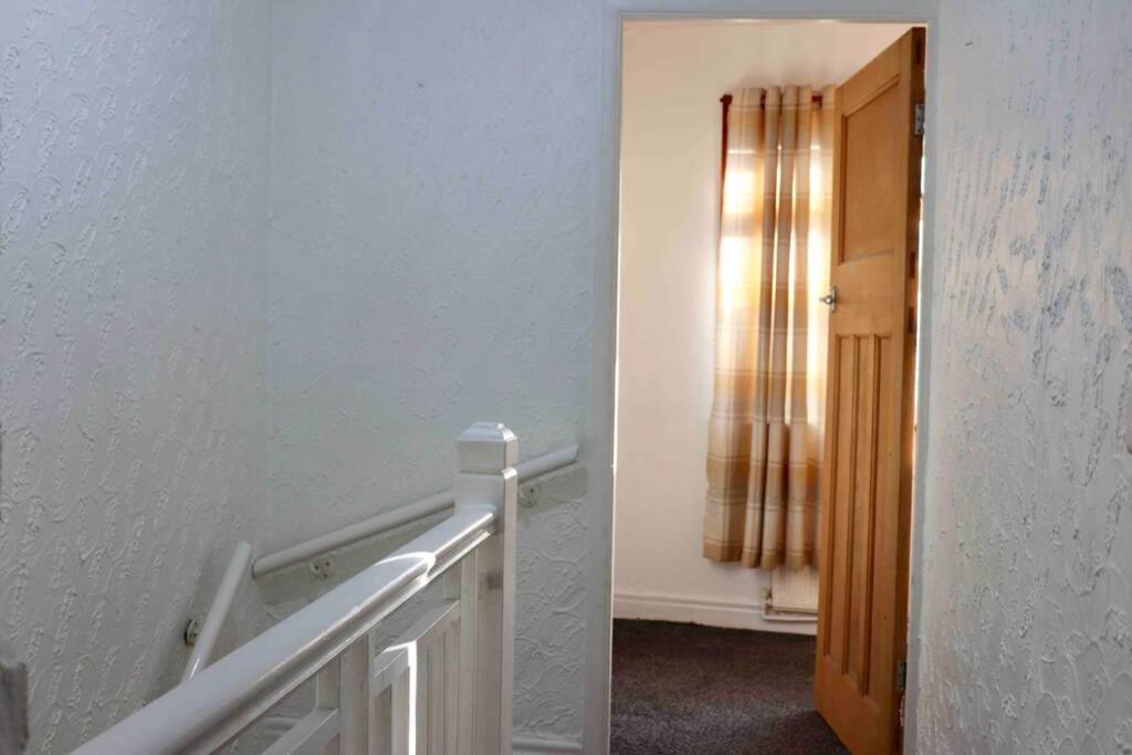 Cheerful 2 Bedroom Residential Home - Free Parking Leeds  Dış mekan fotoğraf