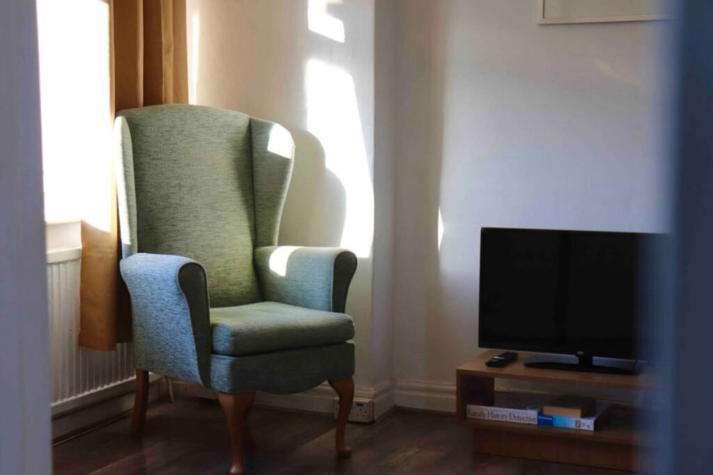Cheerful 2 Bedroom Residential Home - Free Parking Leeds  Dış mekan fotoğraf
