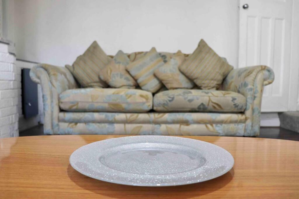 Cheerful 2 Bedroom Residential Home - Free Parking Leeds  Dış mekan fotoğraf