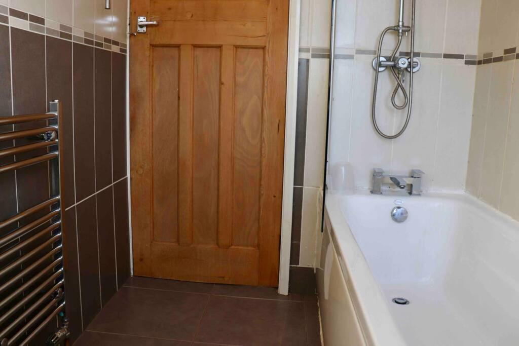 Cheerful 2 Bedroom Residential Home - Free Parking Leeds  Dış mekan fotoğraf