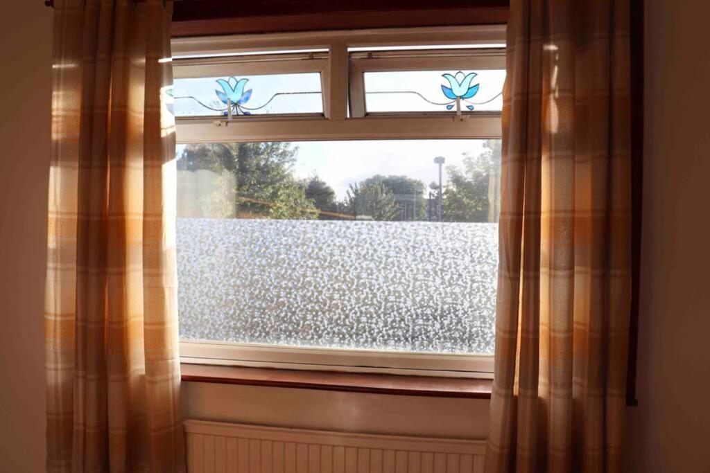 Cheerful 2 Bedroom Residential Home - Free Parking Leeds  Dış mekan fotoğraf