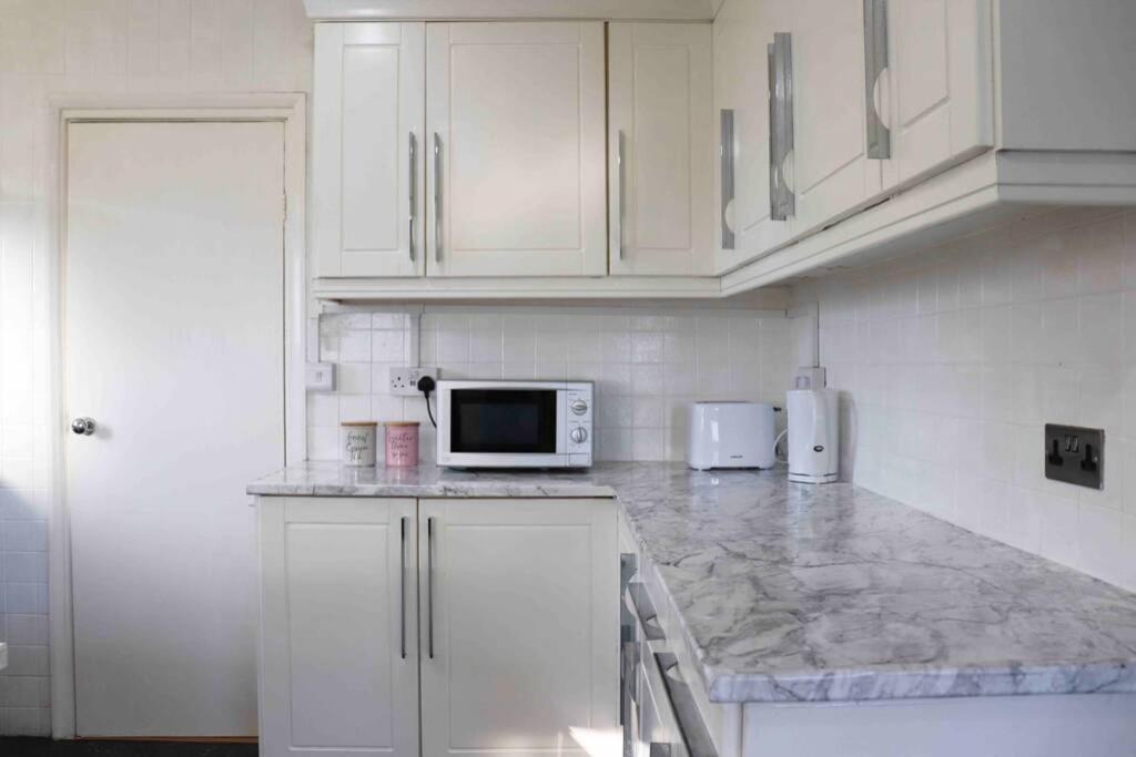 Cheerful 2 Bedroom Residential Home - Free Parking Leeds  Dış mekan fotoğraf