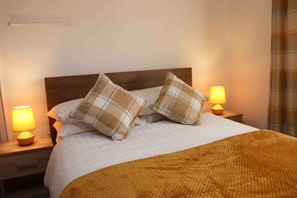 Cheerful 2 Bedroom Residential Home - Free Parking Leeds  Dış mekan fotoğraf
