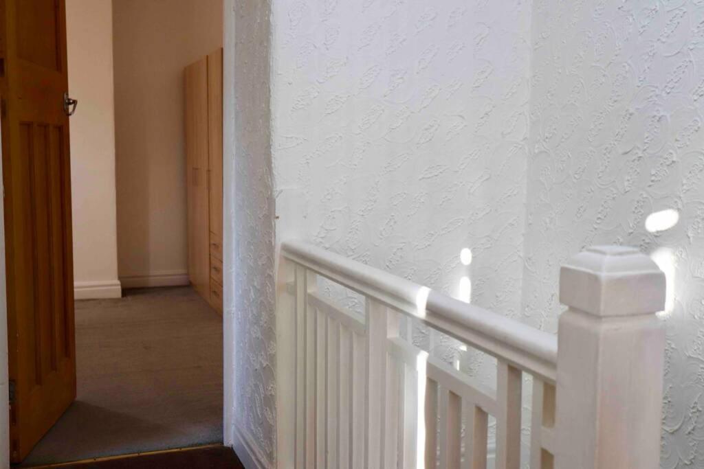 Cheerful 2 Bedroom Residential Home - Free Parking Leeds  Dış mekan fotoğraf