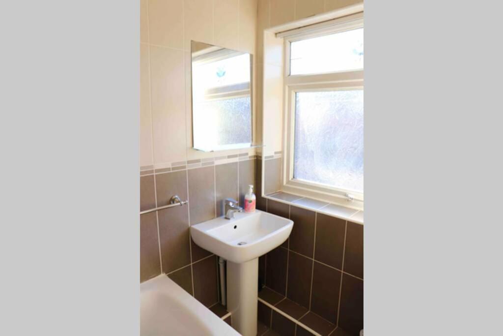 Cheerful 2 Bedroom Residential Home - Free Parking Leeds  Dış mekan fotoğraf