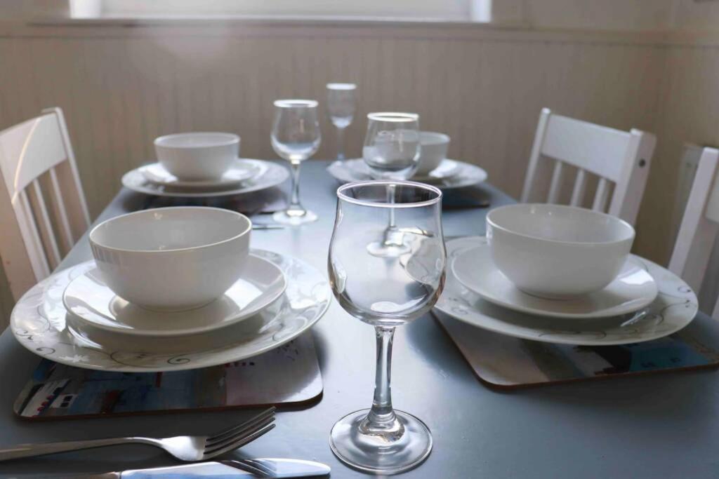 Cheerful 2 Bedroom Residential Home - Free Parking Leeds  Dış mekan fotoğraf