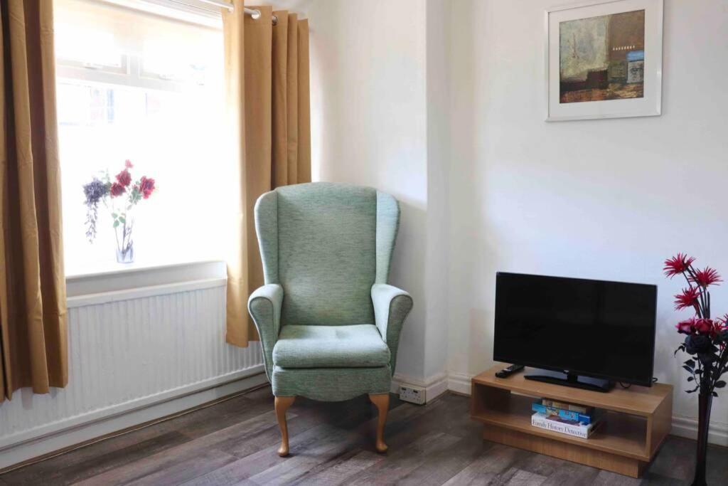 Cheerful 2 Bedroom Residential Home - Free Parking Leeds  Dış mekan fotoğraf