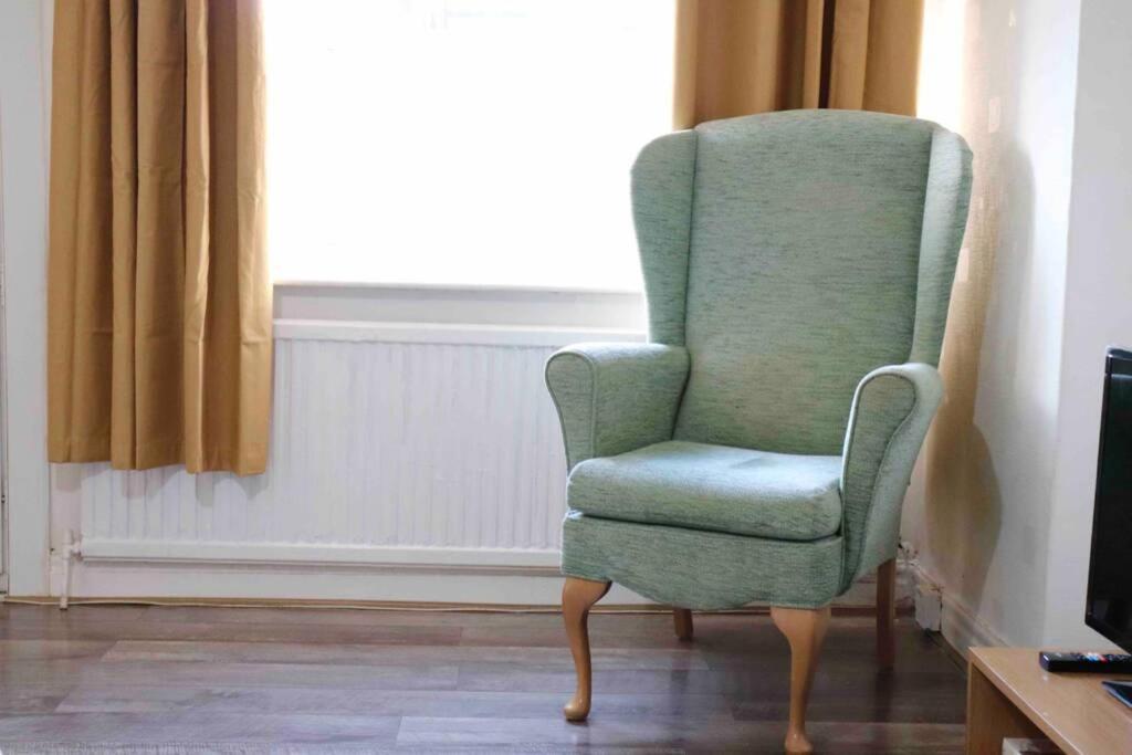 Cheerful 2 Bedroom Residential Home - Free Parking Leeds  Dış mekan fotoğraf
