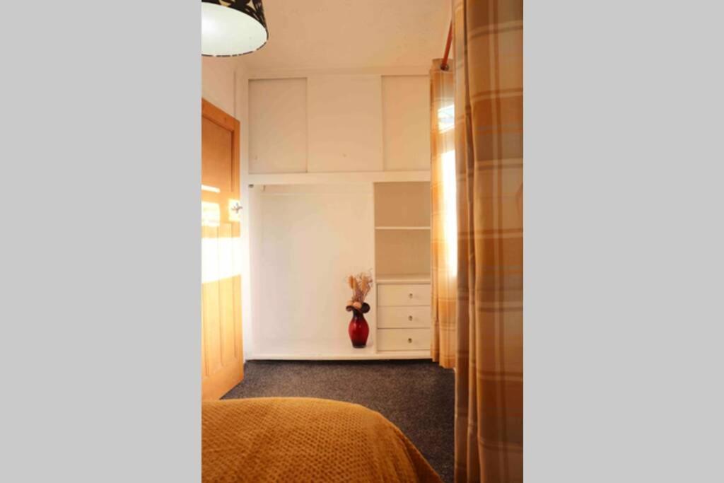 Cheerful 2 Bedroom Residential Home - Free Parking Leeds  Dış mekan fotoğraf