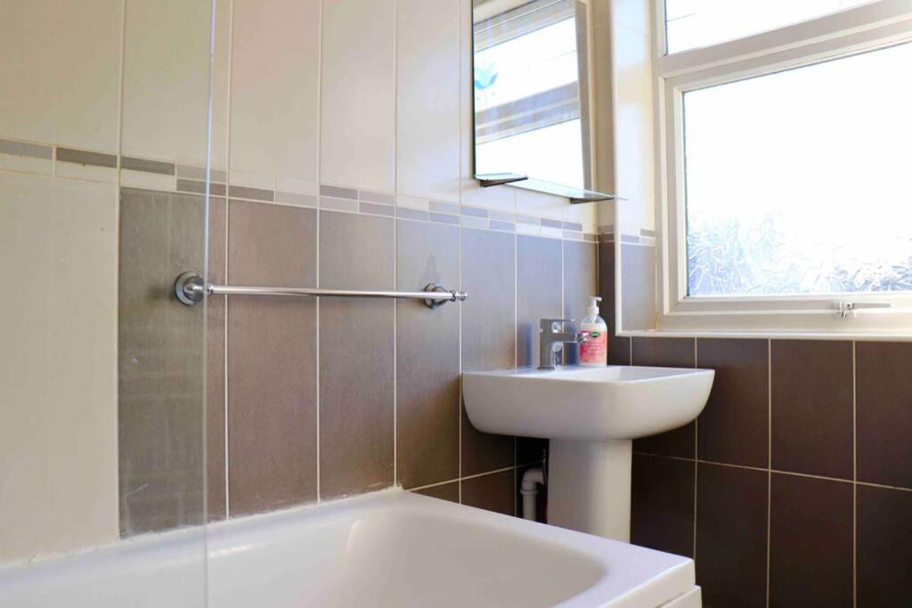 Cheerful 2 Bedroom Residential Home - Free Parking Leeds  Dış mekan fotoğraf