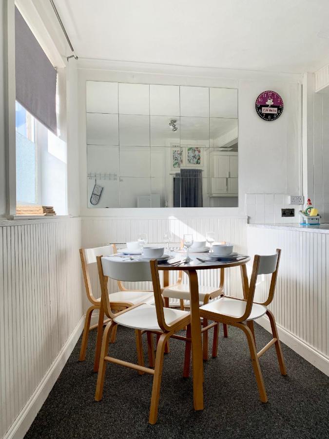 Cheerful 2 Bedroom Residential Home - Free Parking Leeds  Dış mekan fotoğraf