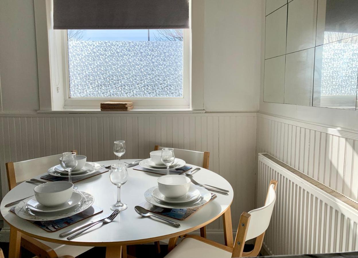 Cheerful 2 Bedroom Residential Home - Free Parking Leeds  Dış mekan fotoğraf