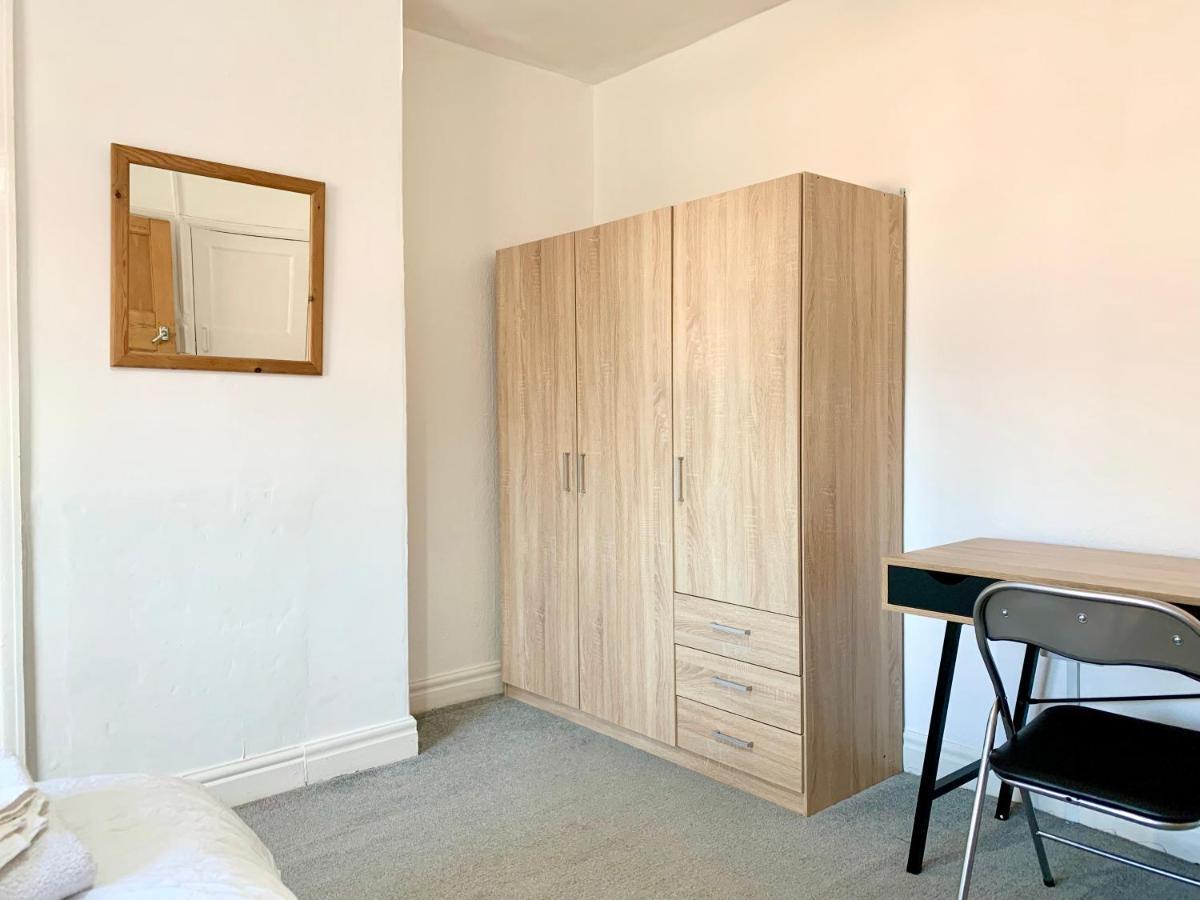 Cheerful 2 Bedroom Residential Home - Free Parking Leeds  Dış mekan fotoğraf